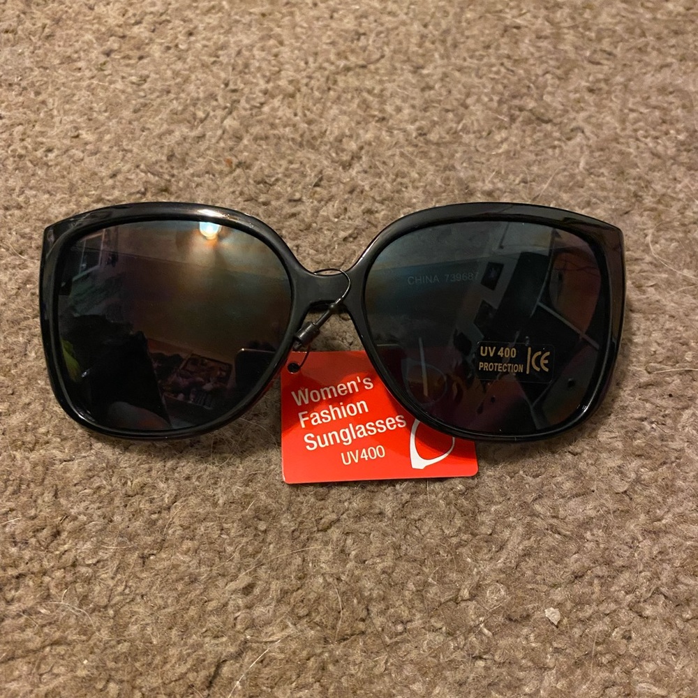 4 pairs of sunglasses, can sell together or each.